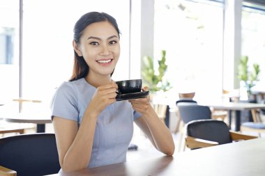 Asya oldukça çekici kadın coff dizüstü bilgisayar üzerinde çalışıyor