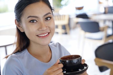 Asya oldukça çekici kadın coff dizüstü bilgisayar üzerinde çalışıyor