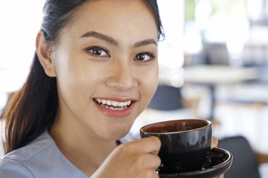Asya oldukça çekici kadın coff dizüstü bilgisayar üzerinde çalışıyor