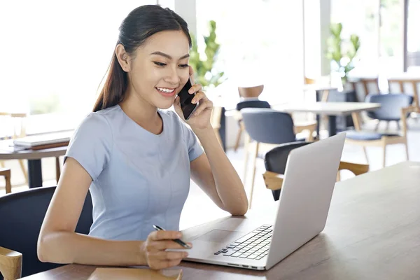 Asian pretty attractive woman working on laptop computer in coff — Stock Photo, Image
