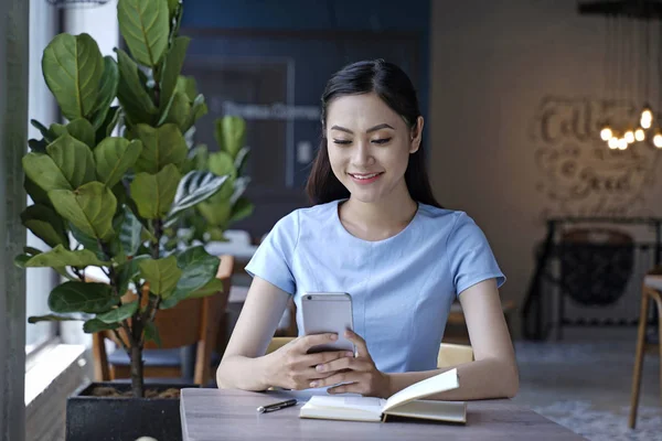 Asiático bastante atractiva mujer sentado en café tienda usando inteligente — Foto de Stock