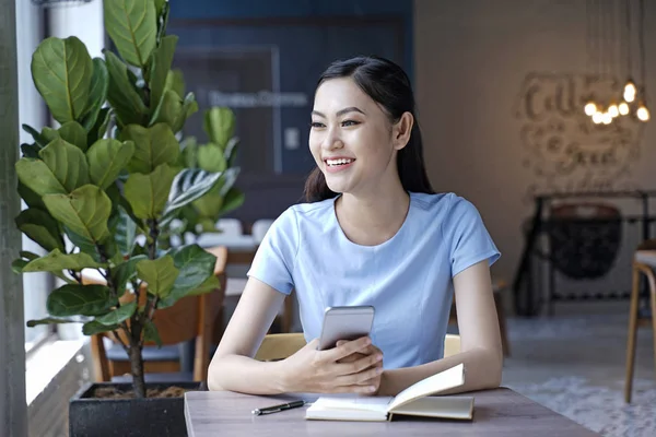 Asiatische ziemlich attraktive Frau sitzt in Café mit smart — Stockfoto