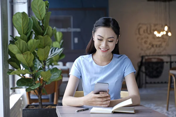 Asiatische ziemlich attraktive Frau sitzt in Café mit smart — Stockfoto