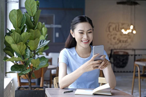 Ασίας όμορφη ελκυστική γυναίκα κάθεται σε καφετέρια χρησιμοποιώντας Smart — Φωτογραφία Αρχείου