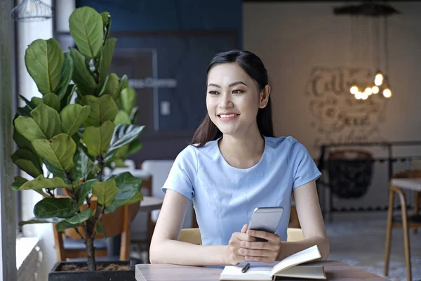 Asiatico bella attraente donna seduta in caffetteria utilizzando intelligente — Foto Stock