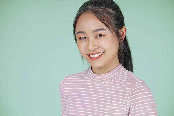 Aziatische jonge Teenage mooie vrolijke meisje met hand gebaar in roze shirt, op Violet achtergrond — Stockfoto