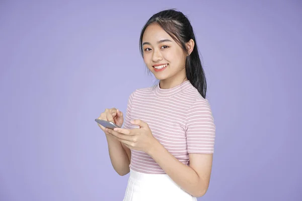 Asiática joven adolescente hermosa alegre chica con teléfono inteligente en —  Fotos de Stock