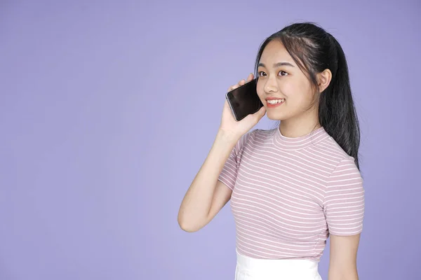 Asiatiska unga Teenage vacker glad tjej pratar på Smart Pho — Stockfoto