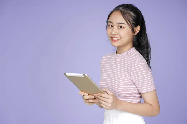 Asian młody Nastoletni piękny wesoły dziewczyna Holding pad tablet i — Zdjęcie stockowe