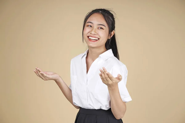 Азиатская веселая молодая девушка-подросток в белой униформе и черной юбке — стоковое фото