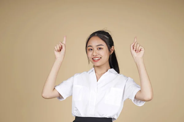 Aziatische vrolijke mooie jonge tiener student in wit uniform en zwarte rok — Stockfoto