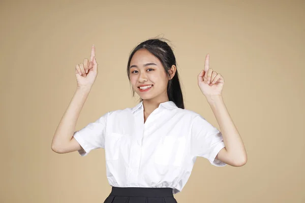 白い制服と黒いスカートでアジアの陽気なかわいい若い十代の学生 — ストック写真