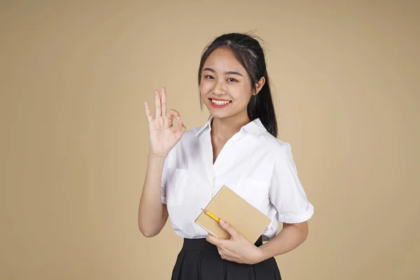 Asiatique joyeux jolie jeune adolescent étudiant en uniforme blanc et jupe noire — Photo