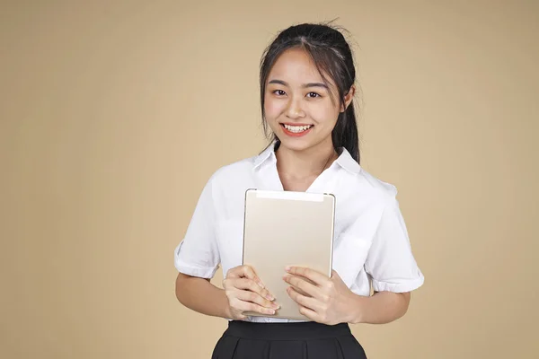 Asiático alegre muito jovem adolescente estudante em branco uniforme e saia preta — Fotografia de Stock