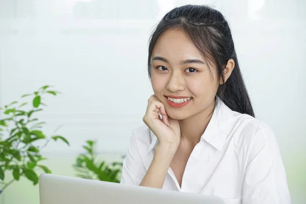 Asiatisk glad ganska ung tonårs elev i vit uniform och svart kjol — Stockfoto