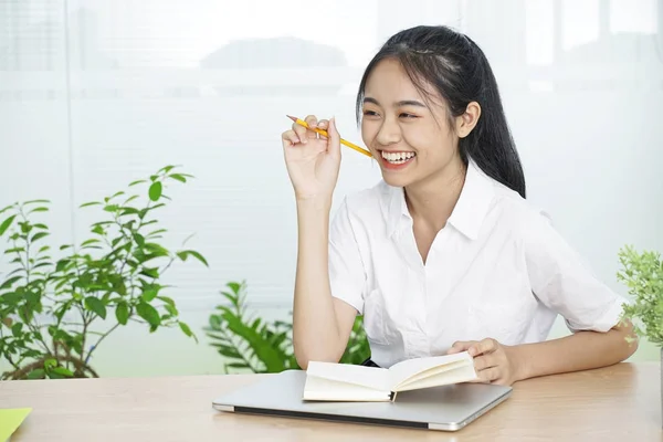 Asiático alegre muito jovem adolescente estudante em branco uniforme e saia preta — Fotografia de Stock