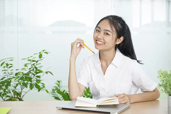 Asian wesoły piękny młody nastoletni student w biały jednolity i czarny spódnica — Zdjęcie stockowe