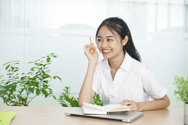 Asiático alegre bastante joven adolescente estudiante en blanco uniforme y negro falda — Foto de Stock