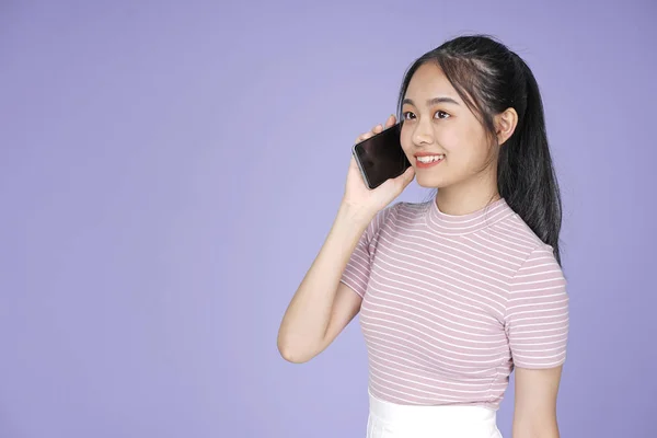 Asiática joven adolescente hermosa alegre chica hablando en inteligente pho —  Fotos de Stock