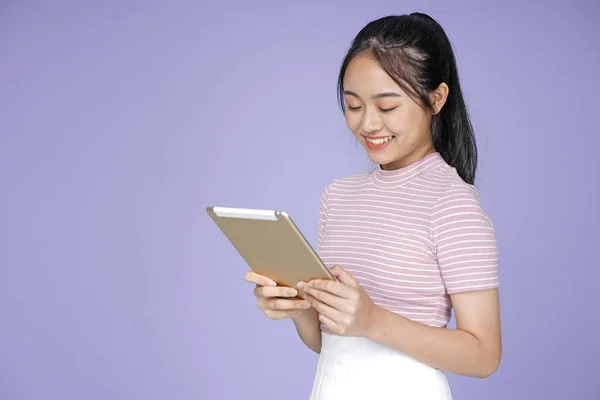 Asiatico giovane adolescente bella allegra ragazza holding pad tablet i — Foto Stock