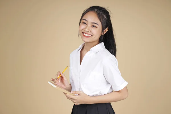 Asiático alegre bastante joven adolescente estudiante en blanco uniforme y negro falda — Foto de Stock