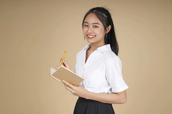 Asiático alegre bastante joven adolescente estudiante en blanco uniforme y negro falda — Foto de Stock