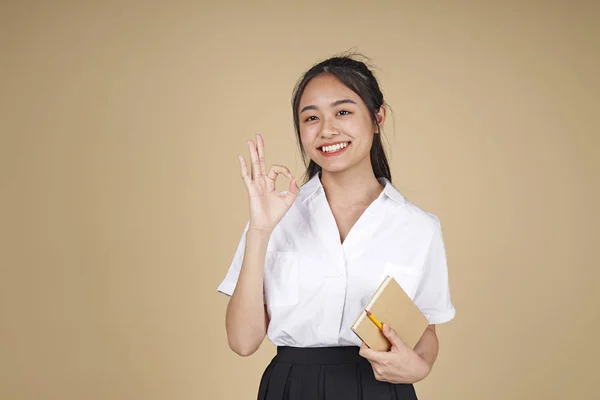 Asian wesoły piękny młody nastoletni student w biały jednolity i czarny spódnica — Zdjęcie stockowe