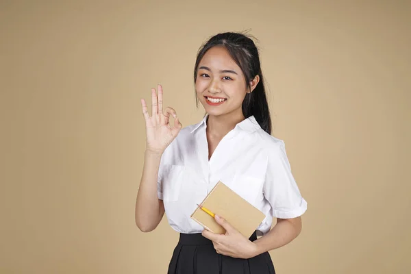 Asiático alegre bastante joven adolescente estudiante en blanco uniforme y negro falda — Foto de Stock