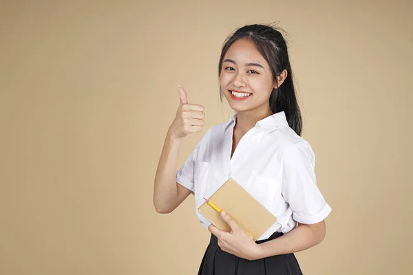 Asiático alegre bastante joven adolescente estudiante en blanco uniforme y negro falda — Foto de Stock