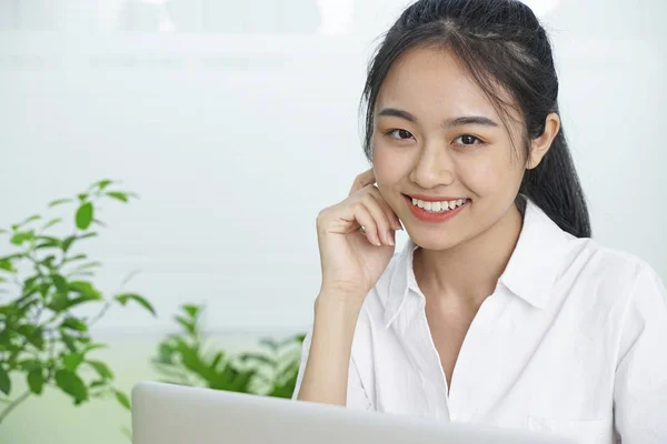 Asiatisk glad ganska ung tonårs elev i vit uniform och svart kjol — Stockfoto