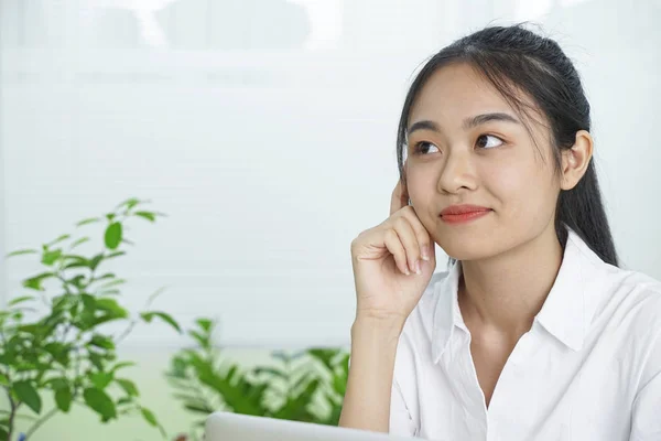 Asiatisk glad ganska ung tonårs elev i vit uniform och svart kjol — Stockfoto