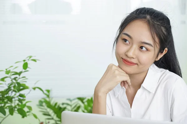 Asiatisk glad ganska ung tonårs elev i vit uniform och svart kjol — Stockfoto