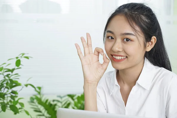 Asian wesoły piękny młody nastoletni student w biały jednolity i czarny spódnica — Zdjęcie stockowe