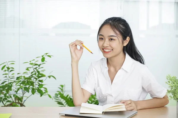 Asiático alegre muito jovem adolescente estudante em branco uniforme e saia preta — Fotografia de Stock
