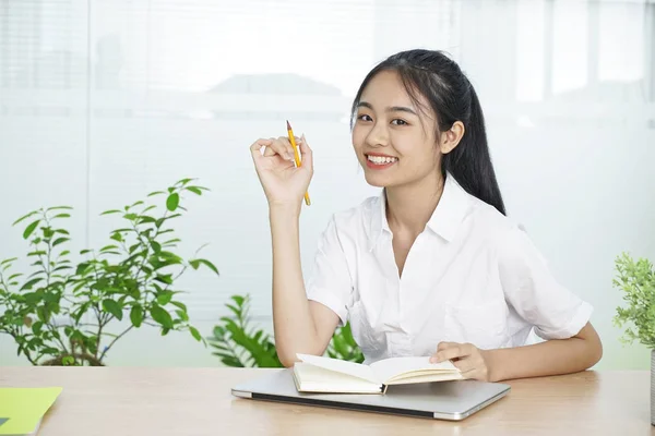 Asiático alegre bastante joven adolescente estudiante en blanco uniforme y negro falda —  Fotos de Stock