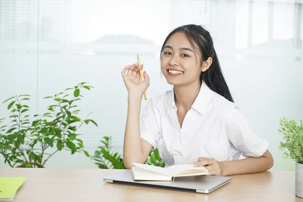 Asiatisk glad ganska ung tonårs elev i vit uniform och svart kjol — Stockfoto