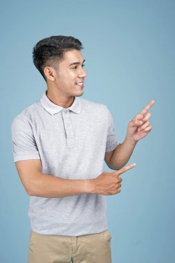 Yüz ifadesi ve el mavi arka plan üzerinde mesaj gösteren Asya genç yakışıklı çekici adam