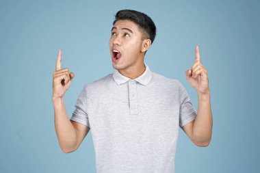 Yüz ifadesi ve el mavi arka plan üzerinde mesaj gösteren Asya genç yakışıklı çekici adam