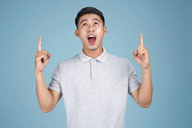 Yüz ifadesi ve el mavi arka plan üzerinde mesaj gösteren Asya genç yakışıklı çekici adam