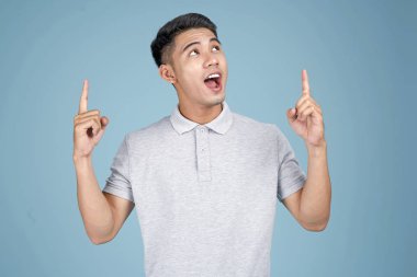 Yüz ifadesi ve el mavi arka plan üzerinde mesaj gösteren Asya genç yakışıklı çekici adam