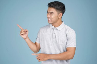 Yüz ifadesi ve el mavi arka plan üzerinde mesaj gösteren Asya genç yakışıklı çekici adam