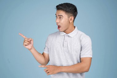 Yüz ifadesi ve el mavi arka plan üzerinde mesaj gösteren Asya genç yakışıklı çekici adam