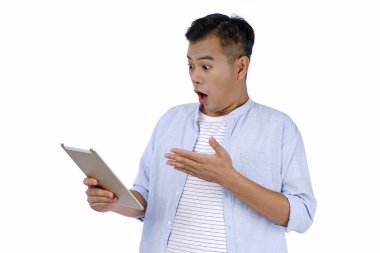 Asya yakışıklı genç adam yüz sürpriz e ile pad tablet tutan