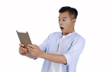 Asya yakışıklı genç adam yüz sürpriz e ile pad tablet tutan