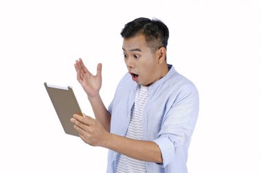 Asya yakışıklı genç adam yüz sürpriz e ile pad tablet tutan