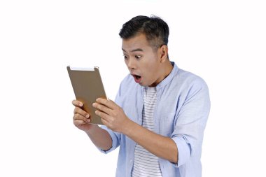 Asya yakışıklı genç adam yüz sürpriz e ile pad tablet tutan