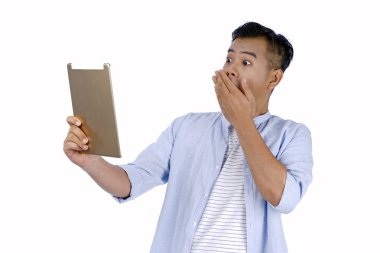 Asya yakışıklı genç adam yüz sürpriz e ile pad tablet tutan