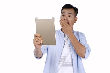 Asya yakışıklı genç adam yüz sürpriz e ile pad tablet tutan