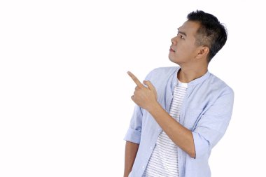 El hareketi ve yüz ifadesi ile Asya yakışıklı genç adam, 