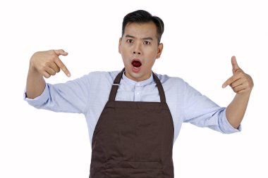 Kahverengi renk önlük ile Asyalı yakışıklı genç garson, izole 